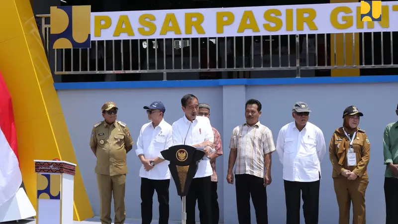 Presiden Joko Widodo (Jokowi) meresmikan revitalisasi Pasar Pasir Gintung di Kota Bandar Lampung pada Senin, 26 Agustus 2028