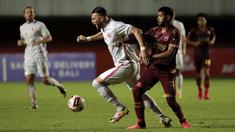 Striker Persija Jakarta, Marko Simic (tengah) menguasai bola dibayangi bek PSM Makassar, Hasim Kipuw dalam laga leg pertama semifinal Piala Menpora 2021 di Stadion Maguwoharjo, Sleman, Kamis (15/4/2021). Kedua tim bermain imbang 0-0. (Bola.com/Ikhwan Yanuar)