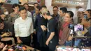 Mereka berpelukan, mengakhiri persetruan yang melibatkan hukum. Mereka siap move on menjalani rumah tangga kembali. [KapanLagi,com/Irfan Kafril]