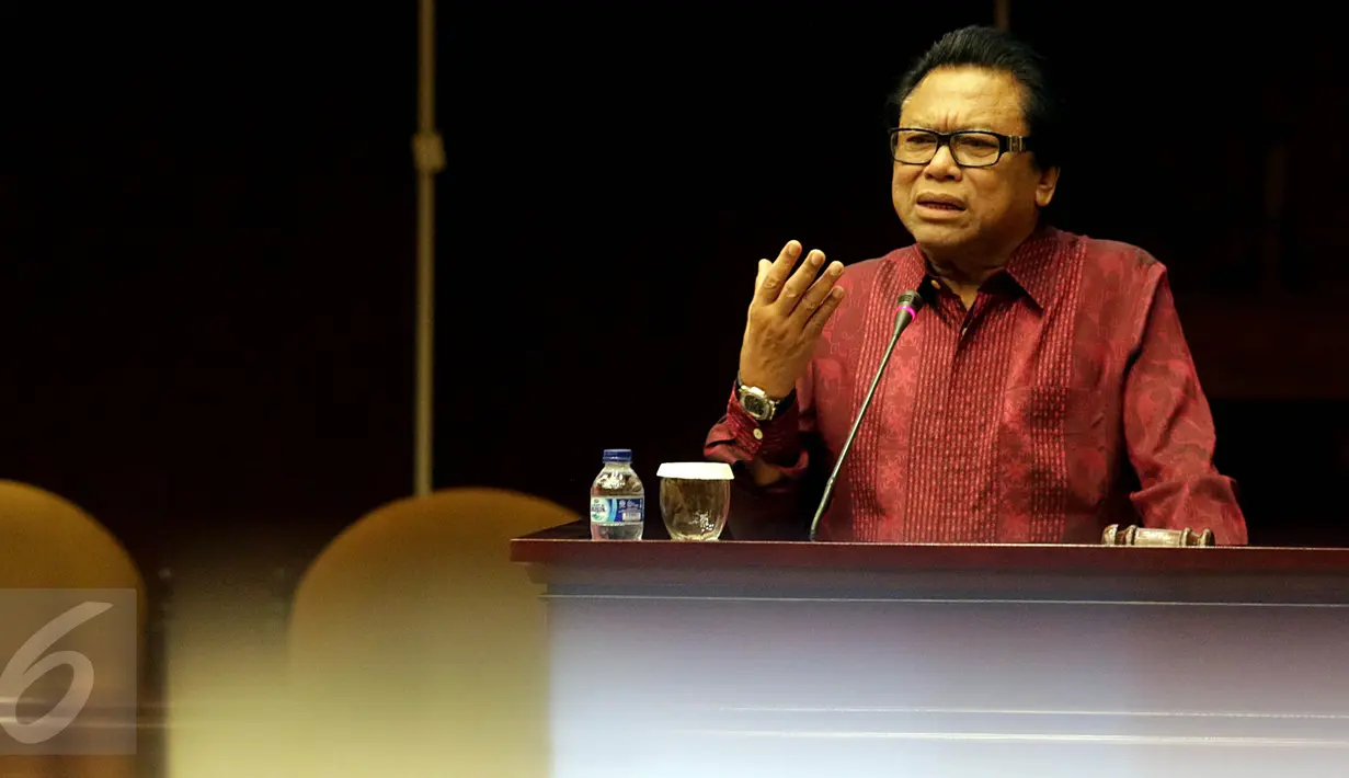 Wakil Ketua MPR RI, Oesman Sapta saat acara Sosialisasi Empat Pilar di Kompleks Parlemen, Jakarta, Rabu (30/9/2015). Acara sosialisasi empat pilar ini diikuti oleh siswa dari SMA 285 Jakarta. (Liputan6.com/Johan Tallo)