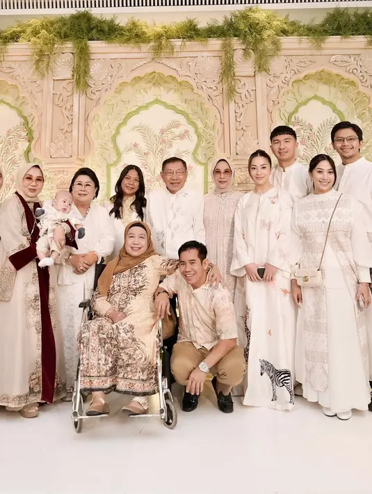 Model abaya yang dipilih Nikita memiliki potongan longgar dan flowy, memberikan kesan anggun dan nyaman saat dikenakan. Potongan ini juga sesuai dengan suasana acara yang sakral dan penuh makna. [@yorafebrina].