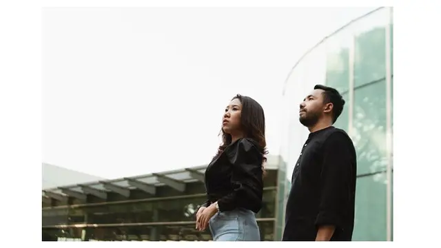 6 Potret Prewedding Kiky Saputri dan Kekasih, Serasi Bertema Hitam Putih