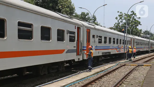 Penyemprotan Disinfektan Gerbong Kereta di Stasiun Pasar Senen