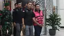 Mantan Wakil Kepala Badan Gizi Nasional (BGN), Sony Sonjaya (mengenakan rompi tahanan - kanan), digiring menuju mobil tahanan usai menjalani pemeriksaan di Gedung Kejaksaan Agung RI, Jakarta, Rabu (3/6/2026). (Kapanlagi.com/Budy Santoso)