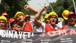 Dalam aksinya, mereka membawa spanduk yang berisi nama 301 korban tewas ledakan tambang di Soma, beberapa waktu lalu, Ankara, (16/7/2014). (AFP PHOTO/Adem Altan)