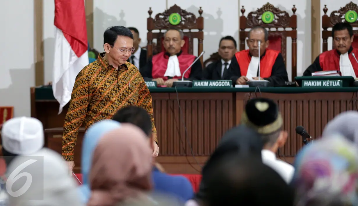 Gubernur DKI Jakarta, Basuki Tjahaja Purnama (Ahok) bersiap menjalani sidang pembelaan atau pleido kasus dugaan penistaan agama di Gedung Kementerian Pertanian, Jakarta, Selasa (25/4). (Liputan6.com/Kristianto Purnomo/Pool)