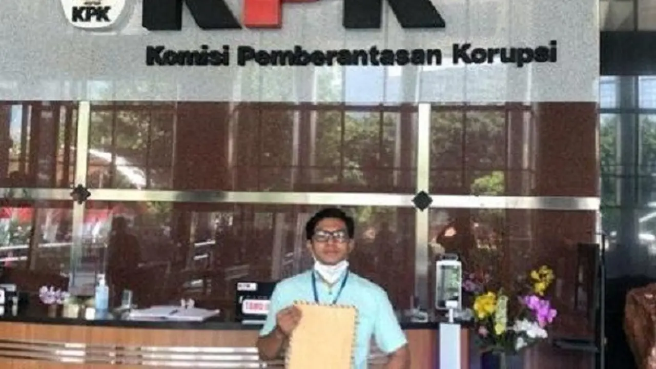 Mahasiswa  Unnes, Frans Josua Napitu, mengunjungi Kantor KPK di Jakarta untuk melaporkan dugaan korupsi yang dilakukan Rektor Unnes, Prof. Fathur Rohman, Jumat (13/11/2020). (Semarangpos.com-Istimewa)