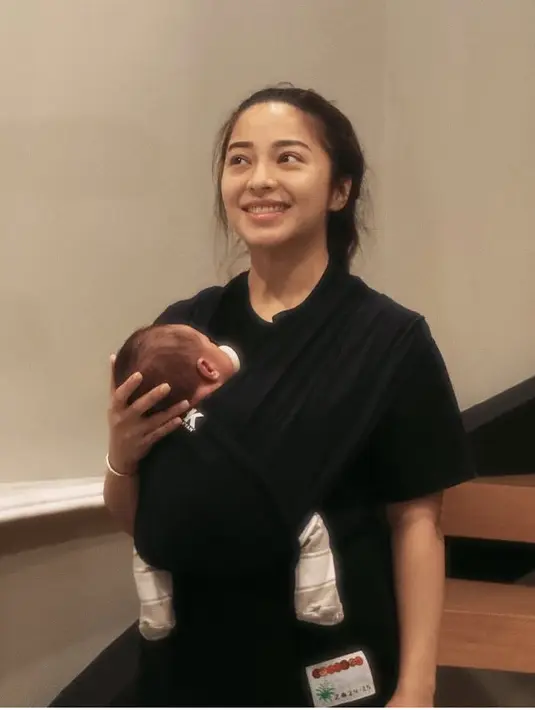 Nikita juga tampil dengan kaos hitam oversize sambil menggendong putra ke-2nya. Tampak rambut diikat ke belakang yang acak-acakan. [@nikitawillyofficial94]