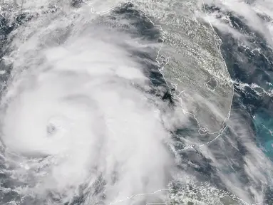 Gambar satelit NOAA menunjukkan Badai Michael mendekati daratan Amerika Serikat, Rabu (10/10). Hantaman Badai Michael disebut sebagai salah satu yang paling dahsyat melanda wilayah barat laut negara bagian Florida, AS. (LIZABETH MENZIES/NOAA/RAMMB/AFP)