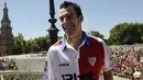 Pemain baru Sevilla, Alvaro Negredo Sanchez tersenyum saat presentasi di Spain's Square, Sevilla, 21 Agustus 2009. AFP PHOTO / CRISTINA QUICLER 