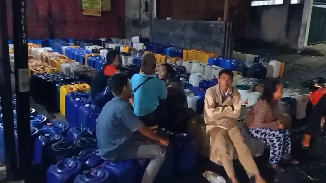 Cerita Pedagang Antre Minyak Goreng Curah Hingga Sahur di Tempat Distributor