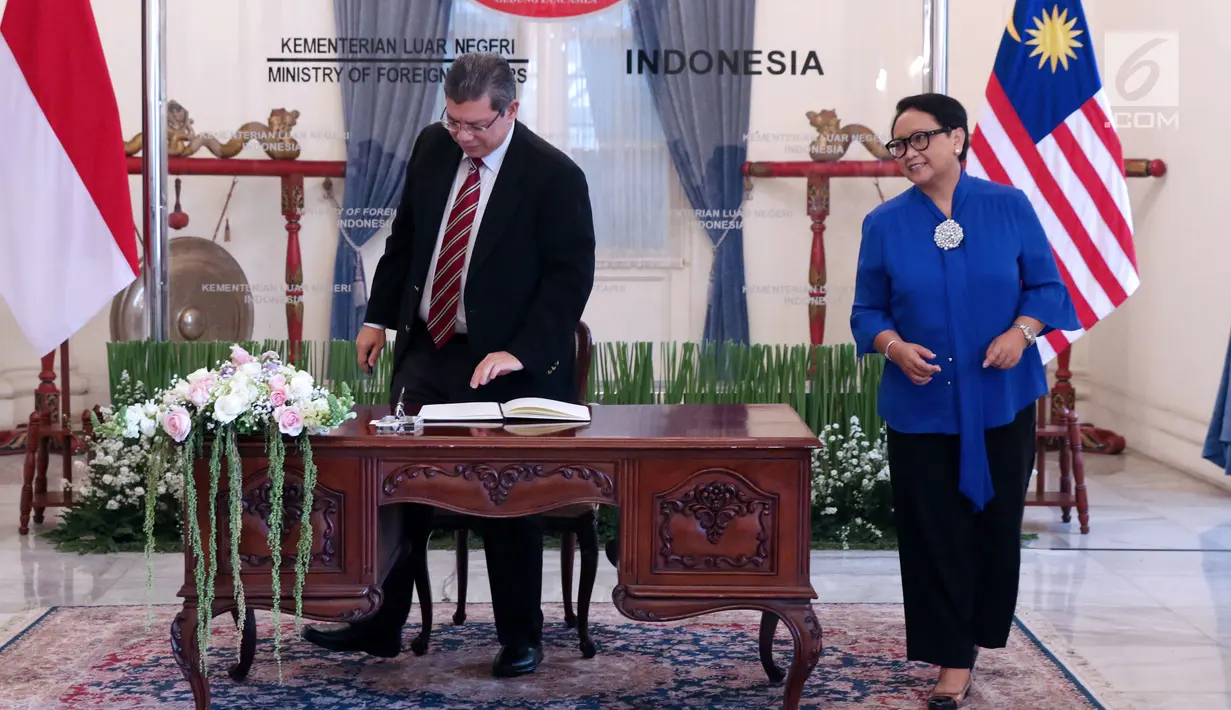 Menteri Luar Negeri RI Retno Marsudi (kanan) bersiap melakukan perbincangan empat mata dengan Menteri Luar Negeri Malaysia, Dato' Saifuddin Abdullah di Gedung Pancasila, Jakarta, Senin (23/7). (Liputan6.com/Helmi Fithriansyah)