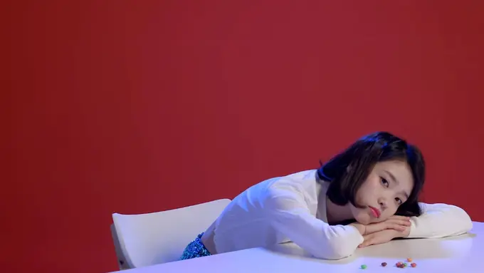 [Bintang] Menyentuh, Begini Suara Merdu IU di Lagu Dear Name