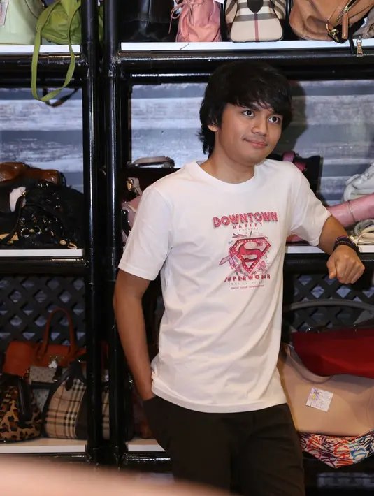 Single tersebut berjudul Tak Berdua. Perlu diketahui, pada tahun 2012 lalu, Calvin merilis single berjudul Berdua.  (Nurwahyunan/Bintang.com)