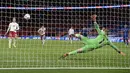 Gelandang Denmark, Christian Eriksen, mencetak gol ke gawang Inggris pada laga UEFA Nations League di Stadion Wembley, Kamis (15/10/2020). Denmark menang dengan skor 1-0. (Daniel Leal-Olivas/Pool via AP)