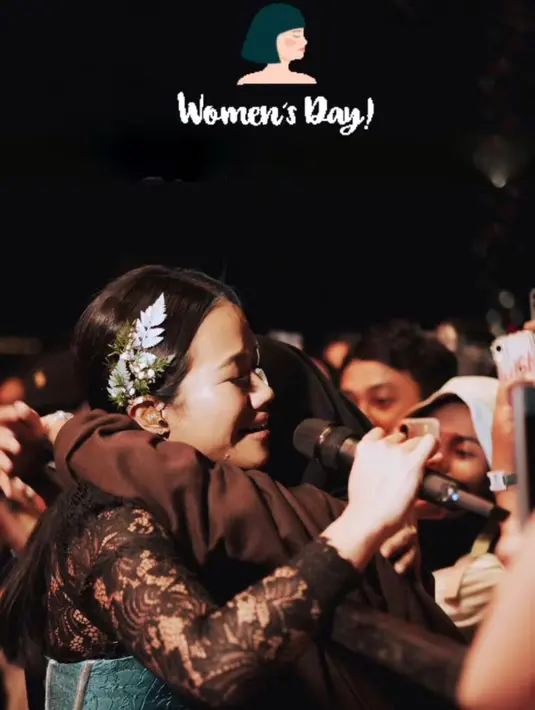 Yura Yunita tampil cantik kenakan kebaya modifikasi saat memeluk penggemar di hari perempuan internasional. @yurayunita.