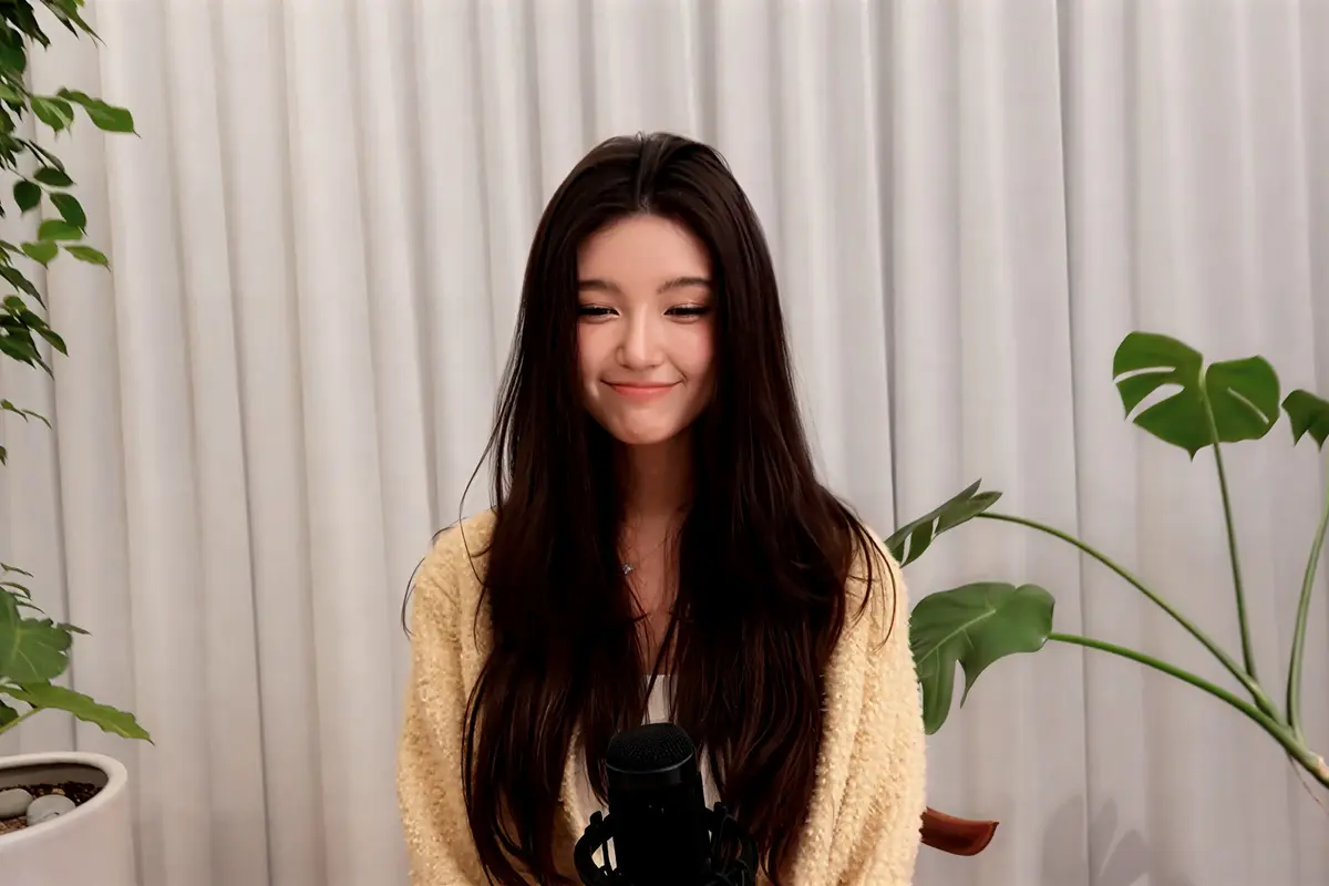 Danielle NewJeans Cries on First Live Broadcast Post-ADOR Case, Reveals Struggle and Hope