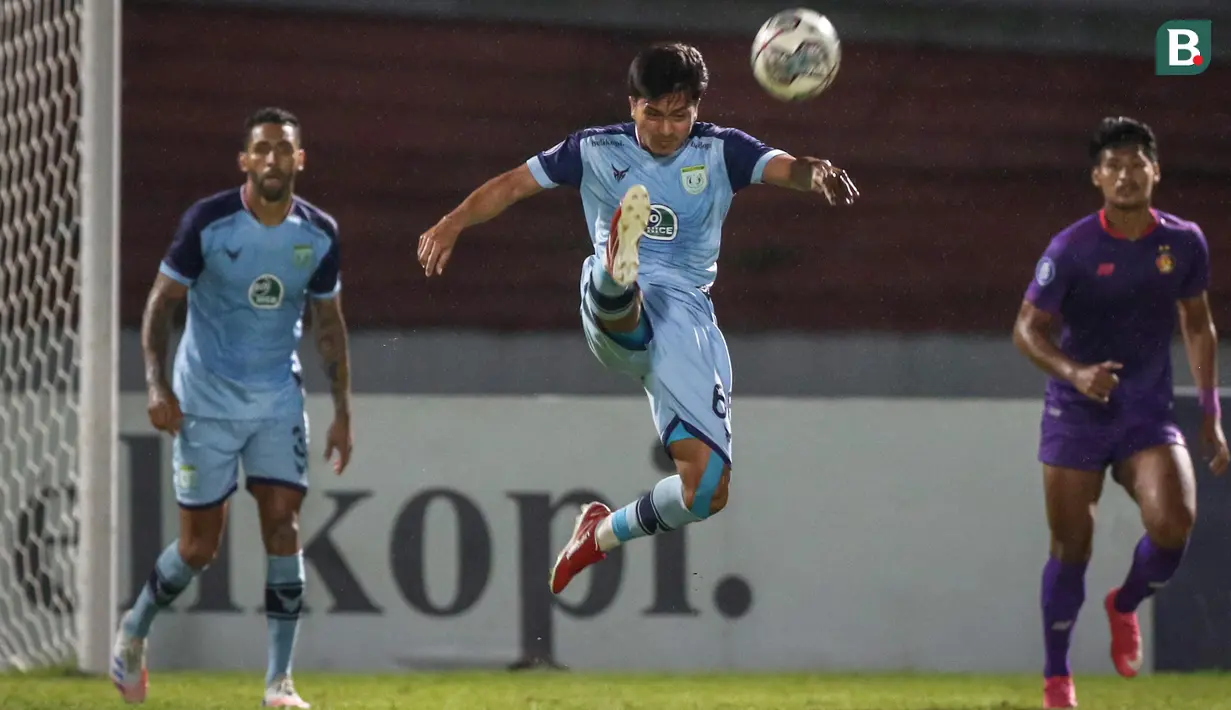 Tak ada tambahan gol yang tercipta sampai wasit meniup peluit panjang. Persela berhak mendapat tambahan tiga poin berkat kemenangan dengan skor tipis 1-0 ini. Kini mereka mengantongi 11 angka dari sembilan laga. (Bola.com/Bagaskara Lazuardi)