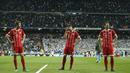 Para pemain Bayern kecewa usai kalah agregat dari Real Madrid  pada leg kedua semifinal Liga Champions di Santiago Bernabeu stadium, Madrid, (1/5/2018). Madrid menang agregat 4-3. (AP/Paul White)