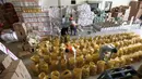 Pekerja kelompok amal Alkhidmat Foundation Pakistan menyiapkan karung berisi bahan makanan untuk dibagikan gratis kepada warga yang membutuhkan jelang bulan suci Ramadan, Islamabad, Pakistan, Minggu (11/4/2021). Ramadan tahun ini masih berlangsung di tengah pandemi COVID-19. (AP Photo/Anjum Naveed)