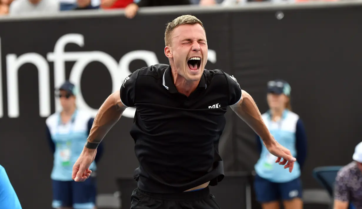 Petenis Hungaria, Marton Fucsovics berselebrasi setelah mengalahkan Tommy Paul dari AS selama pertandingan tunggal putra hari kelima turnamen tenis Australia Terbuka 2020 di Melbourne (24/1/2020). (AFP Photo/John Donegan)