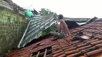 Belasan Rumah di Bogor Rusak Diterjang Puting Beliung, 1 Orang Luka (Liputan6.com/Achmad Sudarno)