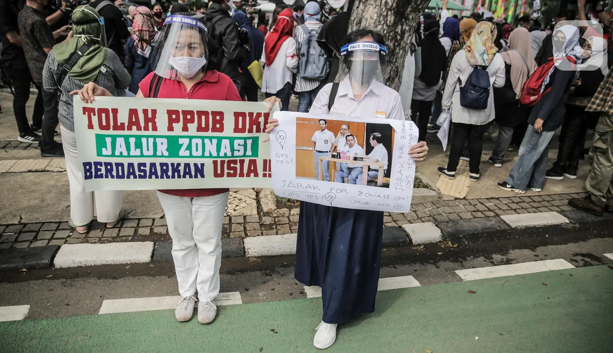 Para orang tua siswa menggelar aksi didepan gedung Balaikota, Jakarta, Selasa (23/6/2020). Mereka menuntut Gubernur DKI Jakarta Anies Baswedan menghapus prioritas usia dalam aturan Penerimaan Peserta Didik Baru (PPDB) DKI Jakarta. (Liputan6.com/Faizal Fanani)