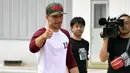 Penyerang Lukas Podolski menyapa penggemarnya saat upacara penyambutan di Kobe, Jepang barat, (6/7). Vissel Kobe kabarnya membayar €2,6 juta guna menebus Penyerang berusia 32 tahun ini. (Tsuyoshi Ueda/Kyodo News via AP)