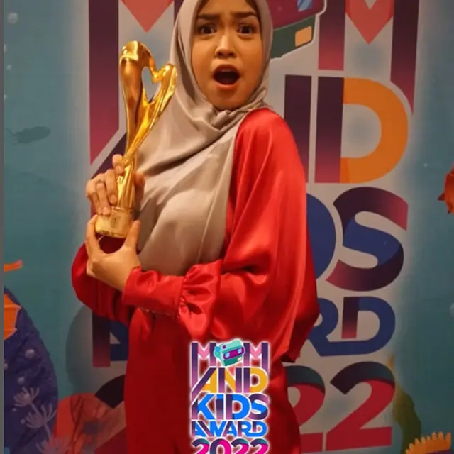 6 Potret Ria Ricis di Mom and Kids Awards 2022, Badan Langsingnya Banjir Pujian
