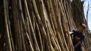 Seorang pekerja mengeringkan rotan untuk diekspor di sebuah bengkel di Banda Aceh (7/1/2020). Setiap tahunnya, Aceh mampu memproduksi sekitar ratusan ribu ton rotan. (AFP Photo/Chaideer Mahyuddin)