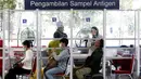 Calon penumpang KA Jarak jauh melakukan tes antigen di Stasiun Pasar Senen, Jakarta, Jumat (28/1/2022). Jelang libur Tahun Baru Imlek, jumlah penumpang di Stasiun Pasar Senen mengalami kenaikan 8.598 orang dibanding Jumat (21/1) lalu sebanyak 7.402 orang. (Liputan6.com/Helmi Fithriansyah)