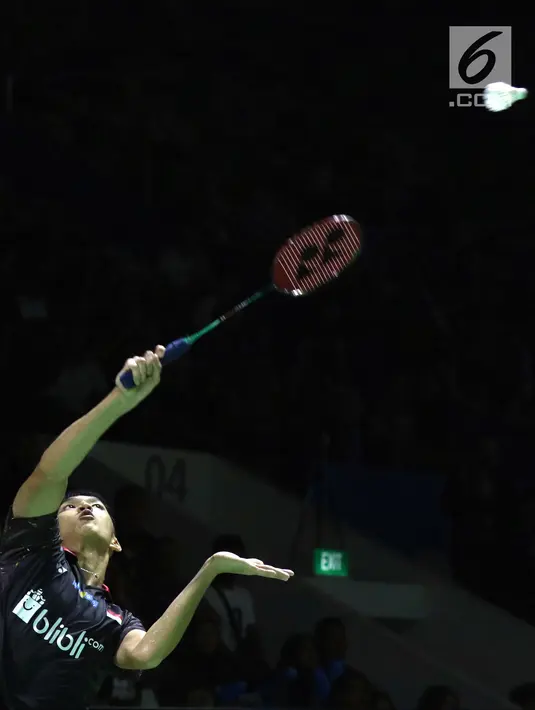 Tunggal putra Indonesia Jonatan Christie melakukan smesh saat melawan pebulutangkis Denmark, Viktor Axelsen pada babak pertama Indonesia Open 2018 di Istora GBK, Jakarta, Selasa (3/7). Jonatan kalah 10-21, 19-21. (Liputan6.com/Helmi Fithriansyah)