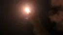 Rudal jarak menengah diluncurkan militer Iran yang ditargetkan pada militan ISIS Suriah di Kermanshah, Iran, (19/6). Serangan ini sebagai balas dendam atas serangan teroris di Teheran beberapa waktu lalu. (IRIB News Agency, Morteza Fakhrinejad via AP)