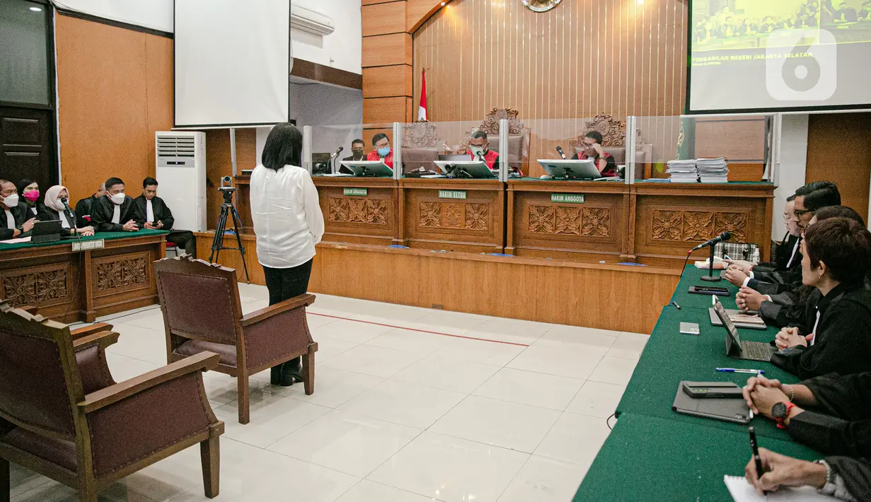 Terdakwa Putri Candrawathi menjalani sidang vonis di Pengadilan Negeri Jakarta Selatan, Senin (13/2/2023). Putri Candrawathi divonis 20 tahun penjara dalam kasus pembunuhan berencana Brigadir Nofriansyah Yosua Hutabarat atau Brigadir J. (Liputan6.com/Faizal Fanani)