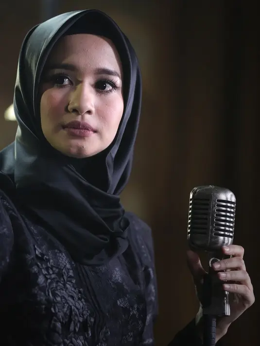 Ditanya mengenai karier musik dan akting, Bella lebih memilih akting. "Kalau jujur, aku dari awal kan akting. Jadi lebih milih film. Kalau nyanyi kan sebagai pelengkap saja," ujar Laudya Cynthia Bella, di kawasan Cilandak. (Bambang E. Ros/Bintang.com)