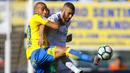 Pemain Las Palmas, Alejandro Galvez (kiri) mencoba menahan sepakan pemain Real Madrid, Real Madrid, Karim Benzema pada lanjutan La Liga Santander di Gran Canaria stadium, Canary island, (31/3/2018). Madrid menang 3-0. (AP/Lucas de Leon)