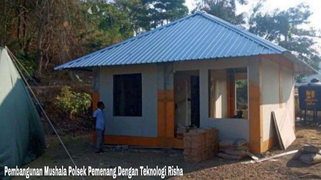 Warga Lombok dibantu tenaga pendamping dari Kementerian PUPR membangun kembali rumah yang rusak akibat gempa dengan teknologi rumah tahan gempa. (Dok Kementerian PUPR)
