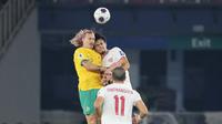 Pemain Timnas Indonesia, Nathan Tjoe-A-On, duel udara dengan pemain pemain Australia, Jackson Irvine, pada laga kedua Grup C Kualifikasi Piala Dunia 2026 Zona Asia di Stadion Utama Gelora Bung Karno (SUGBK), Jakarta Pusat, pada Selasa (10/9/2024). (Bola.com/Abdul Aziz)