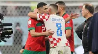 Bintang Maroko yang bermain untuk PSG, Achraf Hakimi pun berusaha dihibur oleh Mateo Kovacic, yang seakan memberi semangat dan mengakui perjalanan hebat Timnas Maroko di Piala Dunia 2022. (AFP/Karim Jaafar)