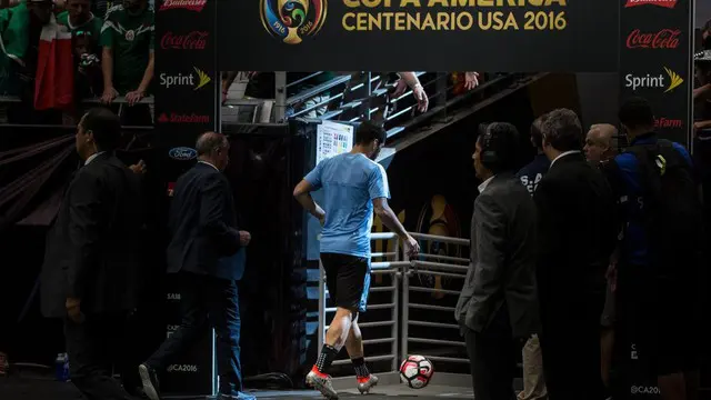 Ekspresi Luis Suarez sesudah Uruguay kalah dari Venezuela pada babak penyisihan grup Copa America 2016.