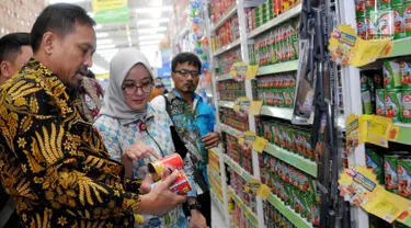 BPOM Provinsi Banten bersama Dinkes dan Disperindag Kota Tangsel mengecek makanan kaleng saat sidak di swalayan, Tangsel, Banten, Kamis (5/4). Sidak mengantisipasi peredaran produk ikan makarel yang sebelumnya ditarik oleh BPOM. (Merdeka.com/Arie Basuki)