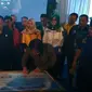 Penandatanganan deklarasi Pemilu serentak 2019 damai disaksikan langsung oleh Kapolda Jawa Barat Irjen Pol Agung Budi Maryoto. Foto (Liputan6.com / Panji Prayitno)