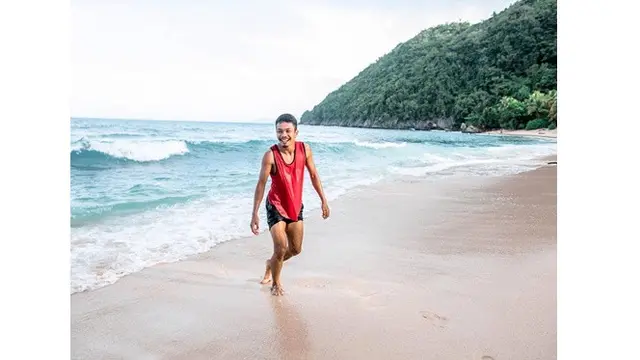 5 Gaya Liburan Gelandang Persebaya Muhammad Hidayat di Pantai, Santai dan Seru