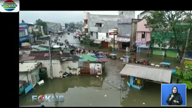 Tidak hanya akses jalan, banjir akibat tingginya curah hujan merendam rumah warga yang berada di Kampung Bojongasih, Kecamatan Dayeuhkolot.