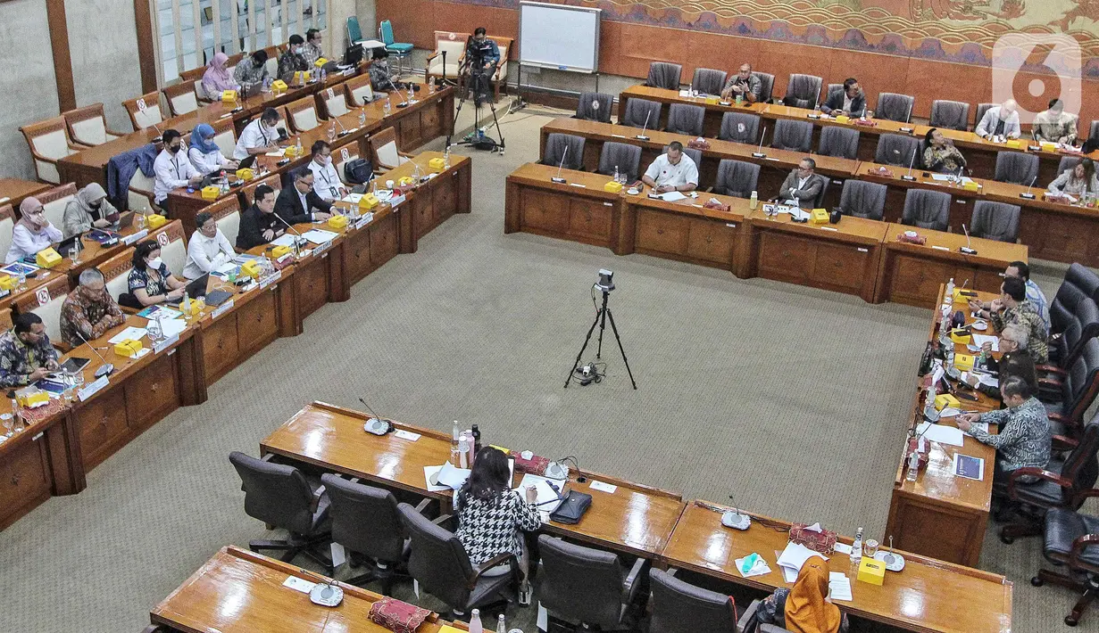 Suasana Rapat Kerja Menteri BUMN RI Erick Thohir dengan Komisi VI DPR RI di gedung Parlemen, Jakarta, Senin (5/12/2022). Rapat kerja membahas evaluasi pelayanan dan pencapain kinerja Kementerian BUMN RI Tahun 2022 serta rencana aksi pembinaan BUMN Tahun 2023. (Liputan6.com/Angga Yuniar)
