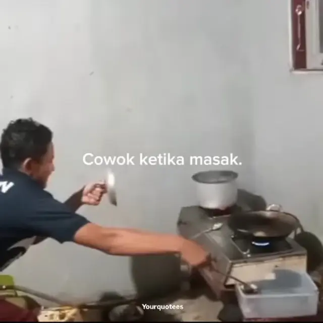 6 Potret Cowok Masak Sambil Lari hingga Barang Berjatuhan Ini Bikin Ngakak