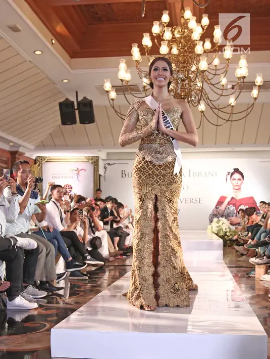 Putri Indonesia 2017 Bunga Jelitha Ibrani berpose saat tampil pada acara Menuju Miss Universe 2017, Jakarta, Jumat (3/11). Bunga akan mengikuti ajang Miss Universe 2017 yang berlangsung di Las Vegas, AS 12-27 November 2017. (Liputan6.com/Herman Zakharia)