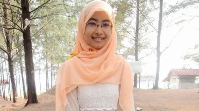 Bikin Soal Ujian yang Cerdas, Guru Cantik Ini Dipuji Netizen