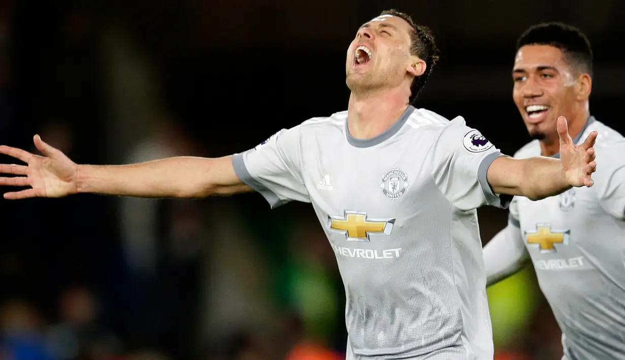 Gelandang Manchester United, Nemanja Matic merayakan gol ke gawang Crystal Palace dalam lanjutan Liga Inggris di Stadion Selhurst Park, Senin (5/3). Gol ini dibuatnya di penampilan Matic yang ke-38 sejak direkrut MU musim panas tahun lalu (AP/Tim Ireland)