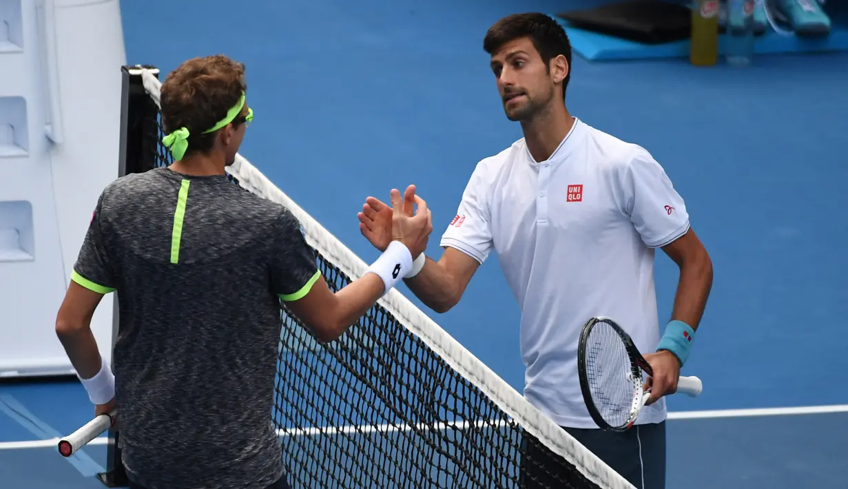 Novak Djokovic menjadi petenis tunggal putra terakhir berstatus juara bertahan yang tersingkir paling cepat dan gagal mempertahankan gelarnya. Setelah menjuarai Australia Open 2016, Novak Djokovic tersingkir pada babak kedua Australia Open 2017 dari petenis asal Uzbekistan, Denis Istomin. (AFP/Saeed Khan)